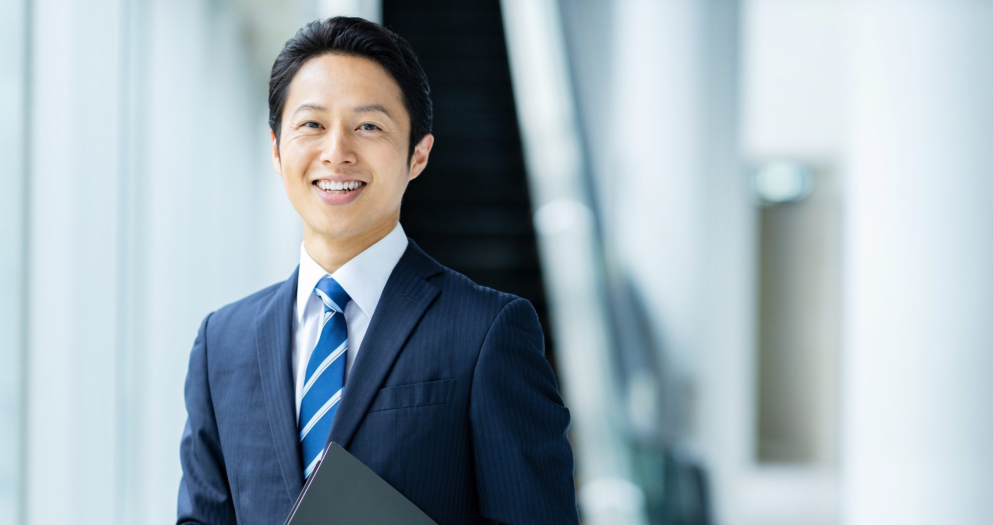 ファイルを持っている和かな男性